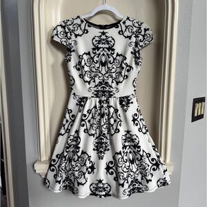B. Darlin Dress Fit & Flare Black And White Mesh Back Size 5/6 Back Zipper